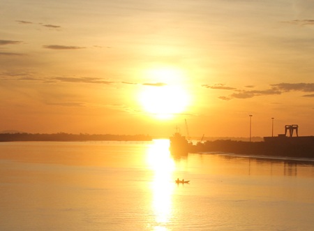 Bình minh trên dòng sông Lam.