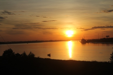 Bình minh trên dòng sông Lam.