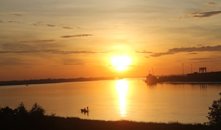 Những ngư dân đánh cá lúc hoàng hôn trên dòng sông Lam.