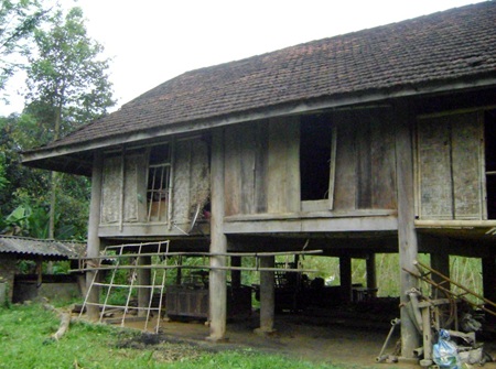 Căn nhà sàn của ông Học, nơi xảy ra vụ án. (Ảnh: T.K)