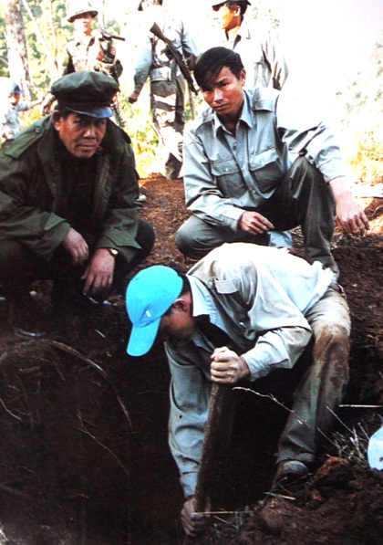 Các chiến sỹ trong đoàn quy tập đang đào tìm kiếm.