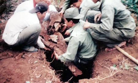 Một ngôi mộ được tìm thấy vẫn còn nguyên vẹn bọc trong bao ni lông.