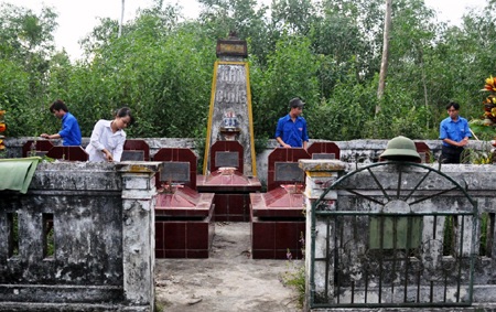 Một am nhỏ được dựng lên đối diện với vị trí xẩy ra tai nạn ngày trước.