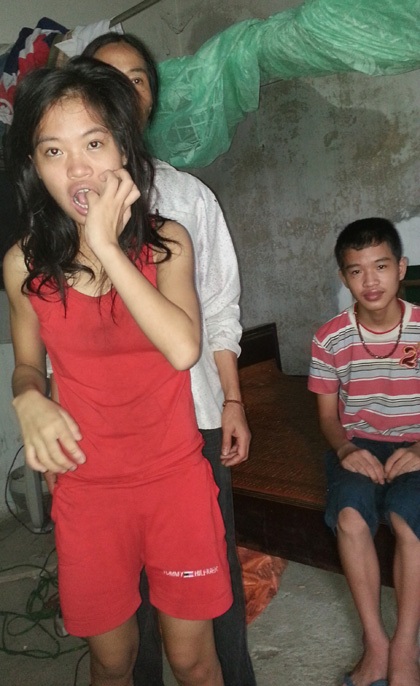 Những đứa con gái của anh Khương chỉ biết ăn, nằm một chỗ và la hét suốt ngày.