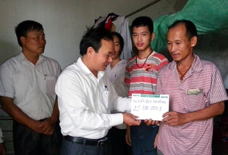 Hơn 25 triệu đồng đến với gia đình 3 đứa con chỉ biết... cắn móng tay