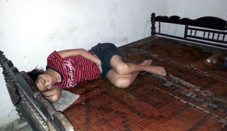 Những đứa con gái của anh Khương chỉ biết ăn, nằm một chỗ và la hét suốt ngày.