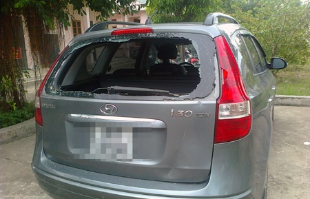 Chiếc xe bị nhóm của Trung đánh đập hư hỏng.