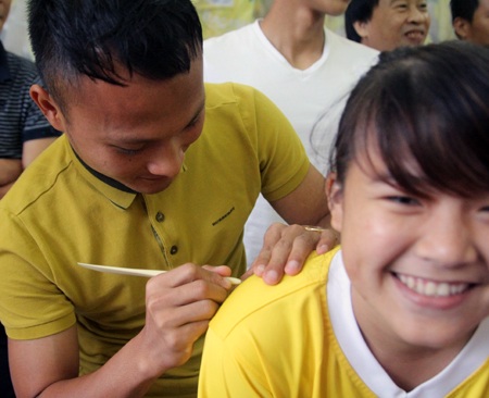 CĐV xin chữ ký của Trọng Hoàng.