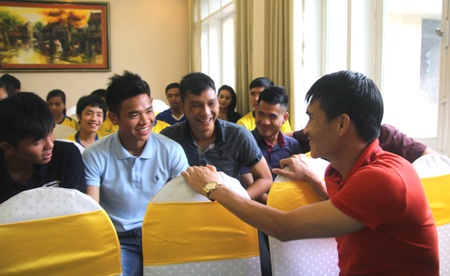 CV89 tâm sự cùng các đồng đội trẻ trước lúc đi Nhật thi đấu 4 tháng.