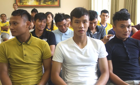 Các cầu thủ trẻ SLNA có mặt tại buổi giao lưu, chia tay CV89.