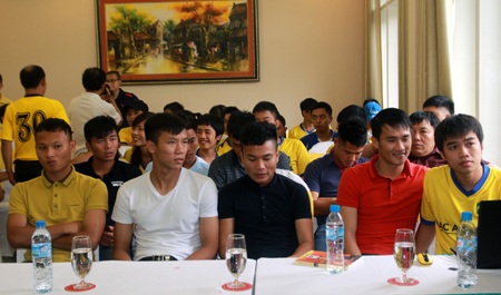 Trọng Hoàng - đội trưởng SLNA trả lời câu hỏi của CĐV.