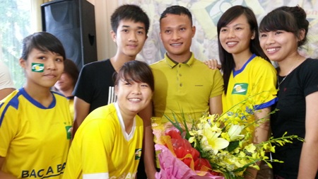 Lưu luyến buổi chia tay Công Vinh - 14 Cũng dịp này, nhiều CĐV đã chụp ảnh kỷ niệm với Trọng Hoàng.