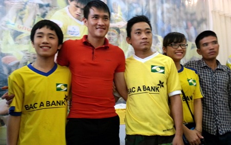 CĐV SLNA khắp mọi miền về giao lưu và chụp ảnh kỷ niệm tạm thời chia tay CV89.