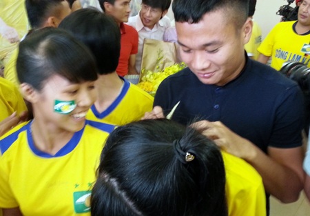 Một số CĐV khác xin chữ ký của Phi Sơn.