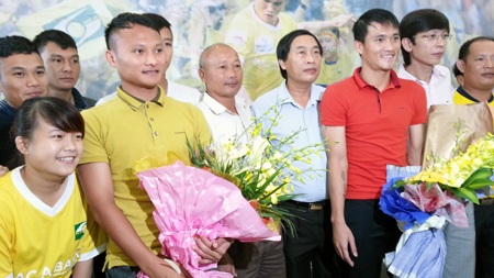 Công Vinh và đồng đội chụp ảnh kỷ niệm của phan hâm mộ và những CĐV nhiệt tình SLNA. 