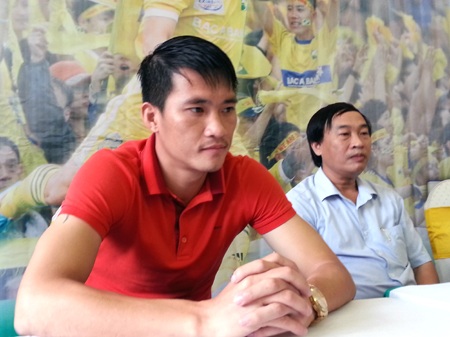 CV89 tâm sự cùng các đồng đội trẻ trước lúc đi Nhật thi đấu 4 tháng.