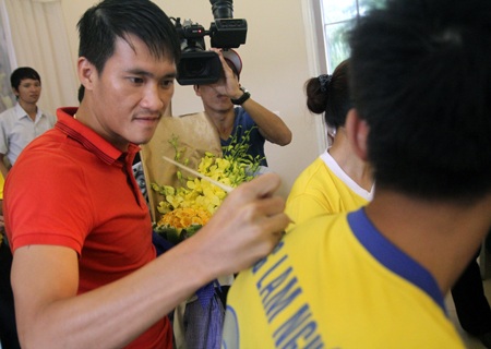 CĐV SLNA xin chữ ký của CV89.