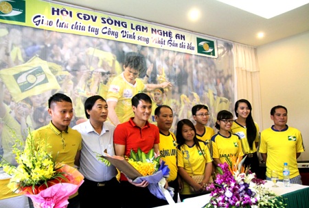 Lưu luyến buổi chia tay Công Vinh - 21 CV89 và Trọng Hoàng chụp ảnh kỷ niệm cùng các thành viên của FC - SLNA trong buổi giao lưu.