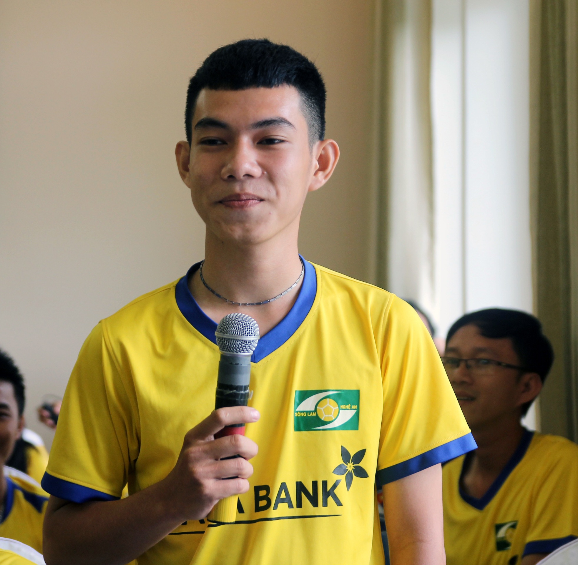 Một cổ động viên đến từ Tiền Giang có mặt tại Vinh để chia sẻ cùng Công Vinh.