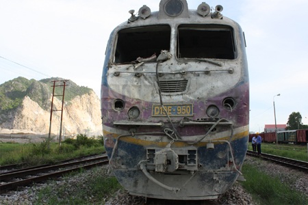 Vụ tai nạn xảy ra khiến cho đường sắt Bắc - Nam tê liệt nhiều giờ liền.