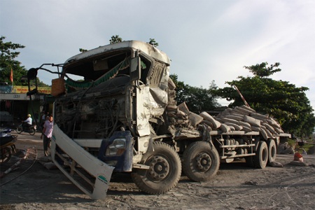 Mãi hơn 5 giờ sáng, chiếc xe tải mới được kéo lên từ lề đường sắt 