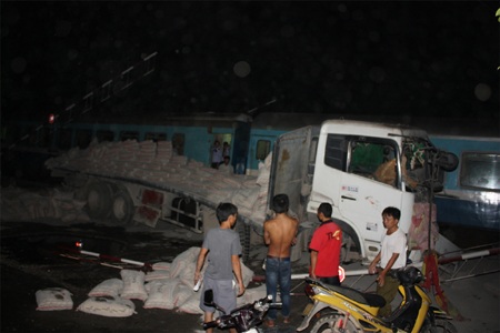 Mãi hơn 5 giờ sáng, chiếc xe tải mới được kéo lên từ lề đường sắt 