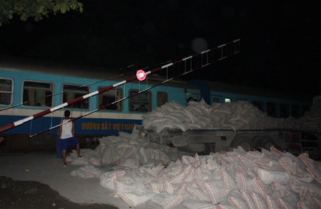 Mãi hơn 5 giờ sáng, chiếc xe tải mới được kéo lên từ lề đường sắt 