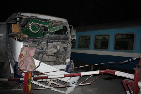 Ô tô bị tông nát phần đầu nhưng tài xế may mắn thoát chết