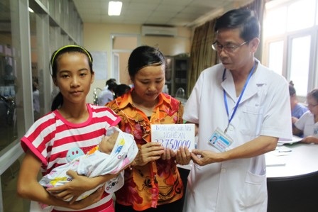 Bác sĩ Nguyễn Văn Diệu - Phó giám đốc bệnh viện Sản - Nhi Nghệ An thay mặt bệnh viện trao 