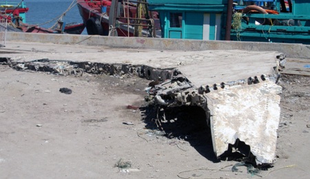 Hiện chiếc cánh máy bay đang được bảo vệ tại cảng Cửa Lò để nghiên cứu.