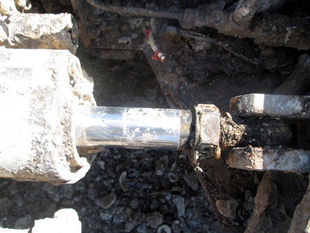 Có nhiều chi tiết trên cánh máy bay bị hư hỏng.