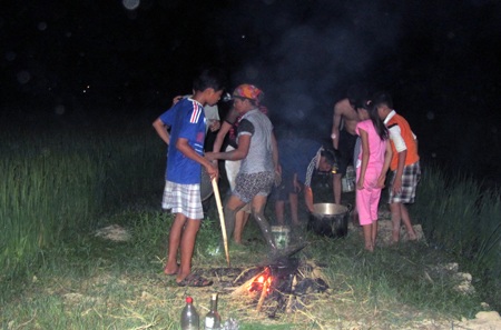 Những bếp lửa nổi lên trong đêm để nướng cá.