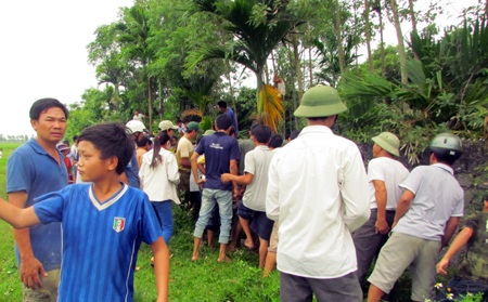Bị lợn rừng tấn công, hai người phải khâu nhiều mũi - 5 Hàng trăm người dân tụ tập xem vây bắt lợn rừng bị sổng chuồng cắn người (Ảnh: M.T).