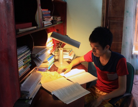 Thông bên góc học tập của mình.