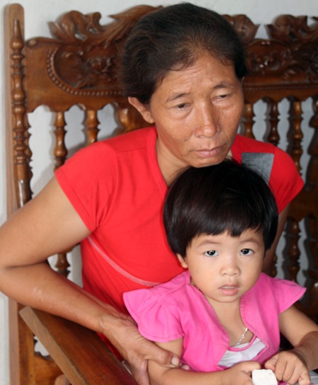 Ký ức kinh hoàng của thuyền viên liều mình nhảy khỏi tàu cá Đài Loan - 3 Bà Trần Thị Ngọc mẹ anh Dũng xót xa: “Biết thế tôi đã không cho nó đi...”.