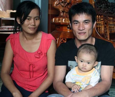 Ôm đứa con nhỏ trong tay anh Trung mới biết mình còn sống.