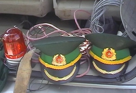 Chiếc xe và tang vật được dựng ở phía sau đuôi xe.