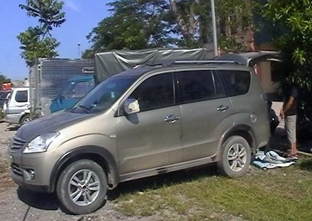 Chiếc xe và tang vật được dựng ở phía sau đuôi xe.