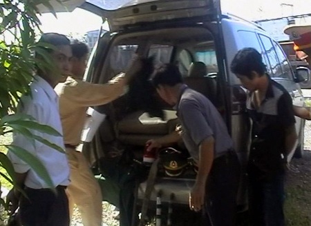 Chiếc xe và tang vật được dựng ở phía sau đuôi xe.