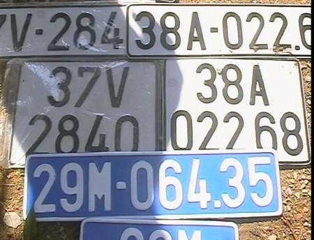 Các biển số xe không có giấy phép.