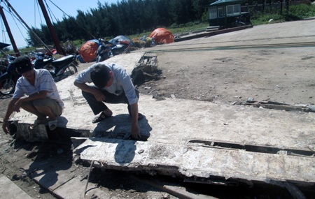 Cánh máy may được đưa về cảng Cửa Lò.