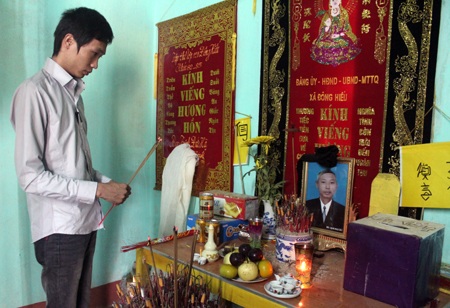 Anh Trịnh Công Sơn trước di ảnh người cha quá cố.