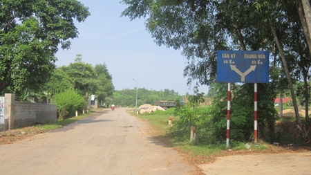 Anh Trịnh Công Sơn trước di ảnh người cha quá cố.