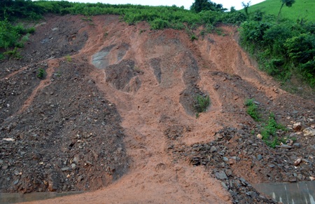 Điểm sạt lở nghiêm trọng trên quốc lộ 7A thuộc khu vực gần cầu Khe Tang, xã Chiêu Lưu.