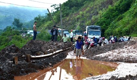  Nhiều người phải xuống xe, vác hành lí, tìm cách vượt qua điểm ách tắc