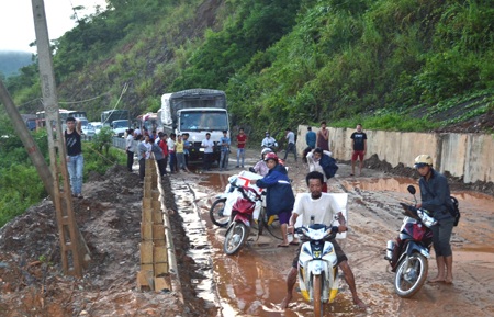  Nhiều người phải xuống xe, vác hành lí, tìm cách vượt qua điểm ách tắc