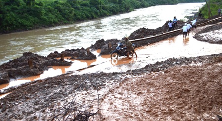  Một lượng lớn bùn, đất bị mưa xói từ trên đỉnh núi chảy băng qua đường, đổ xuống sông Nậm Mộ.