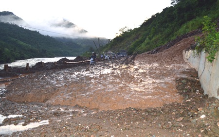  Một lượng lớn bùn, đất bị mưa xói từ trên đỉnh núi chảy băng qua đường, đổ xuống sông Nậm Mộ.