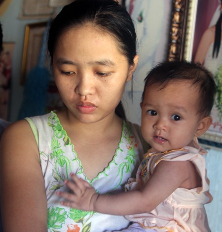 Bé Ánh từ ngày được chữa trị tại Hà Nội, nay có phần nhanh nhẹn hơn.