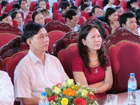 Nghệ An: Tuyên dương học sinh giành Huy chương Bạc Olympic Toán Quốc tế 2013 - 3 Bố mẹ em Đinh Lê Công cũng có mặt tại buổi chào mừng, tuyên dương.
